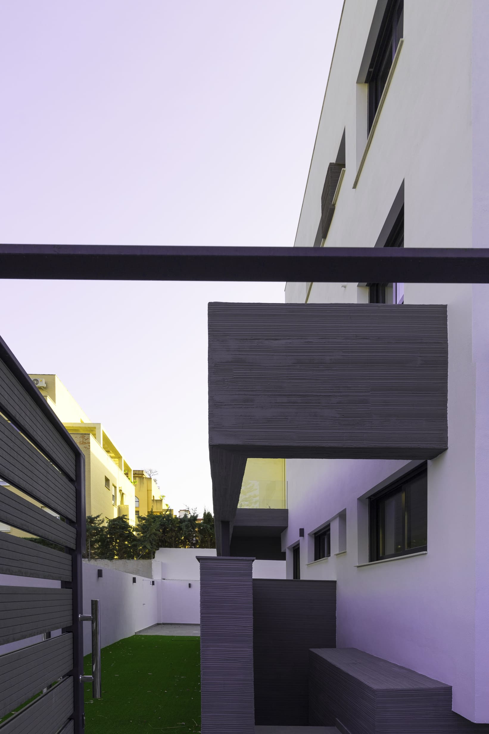 Pasarela elevada junto a un volumen volado en madera de la Casa Ocaña