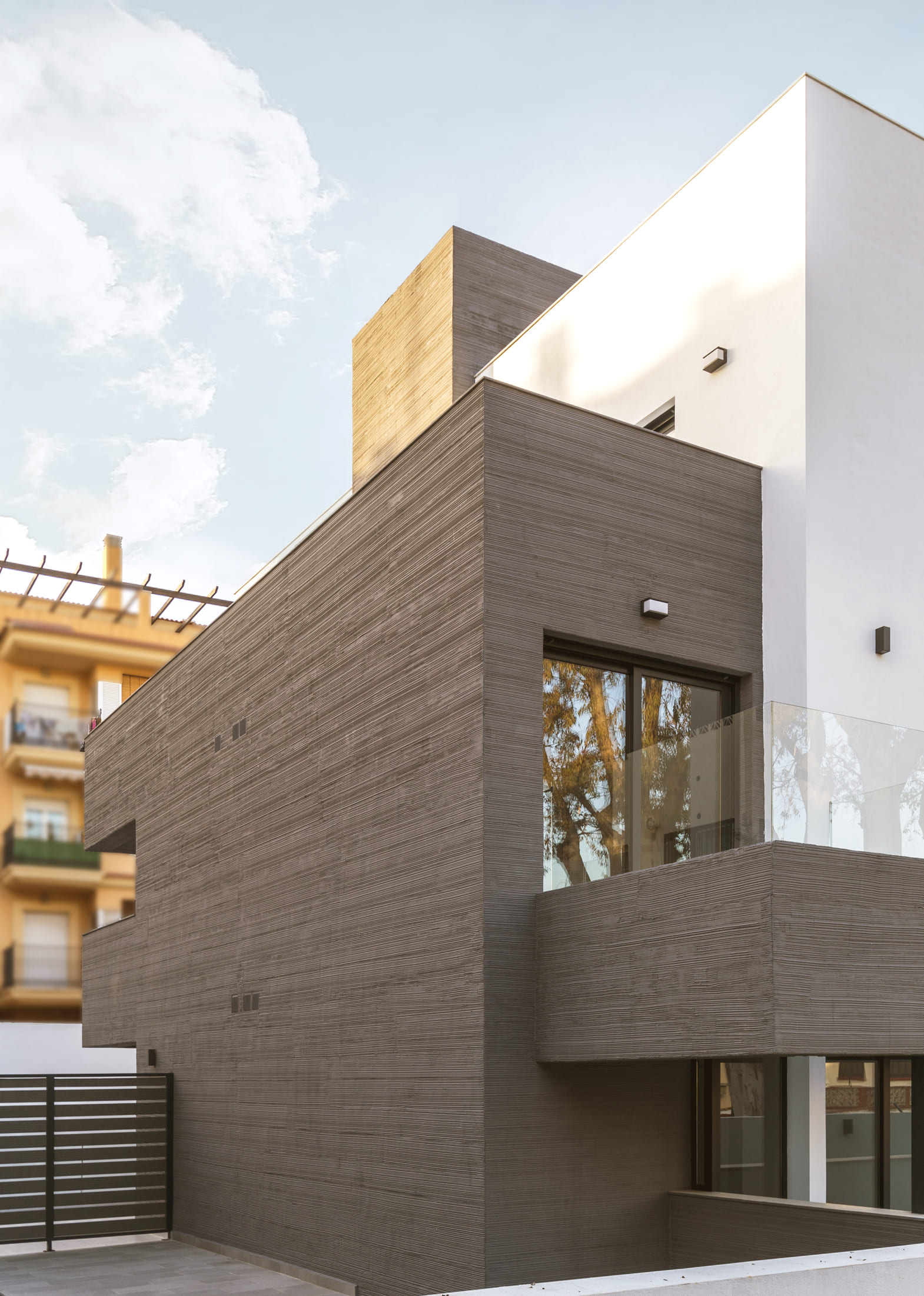 Entrada principal de la Casa Ocaña con escalones y marco de madera oscura