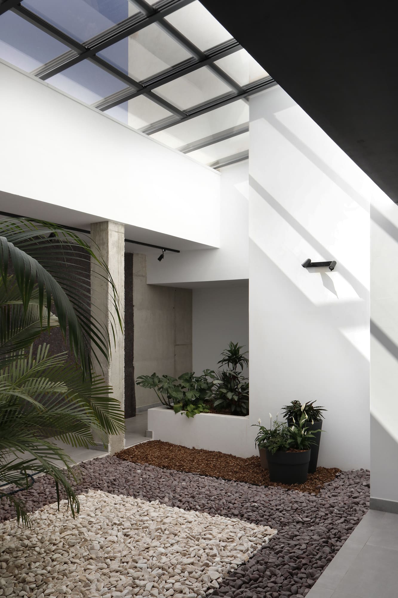 Zona de día con ventanal de suelo a techo, mobiliario contemporáneo y vistas panorámicas