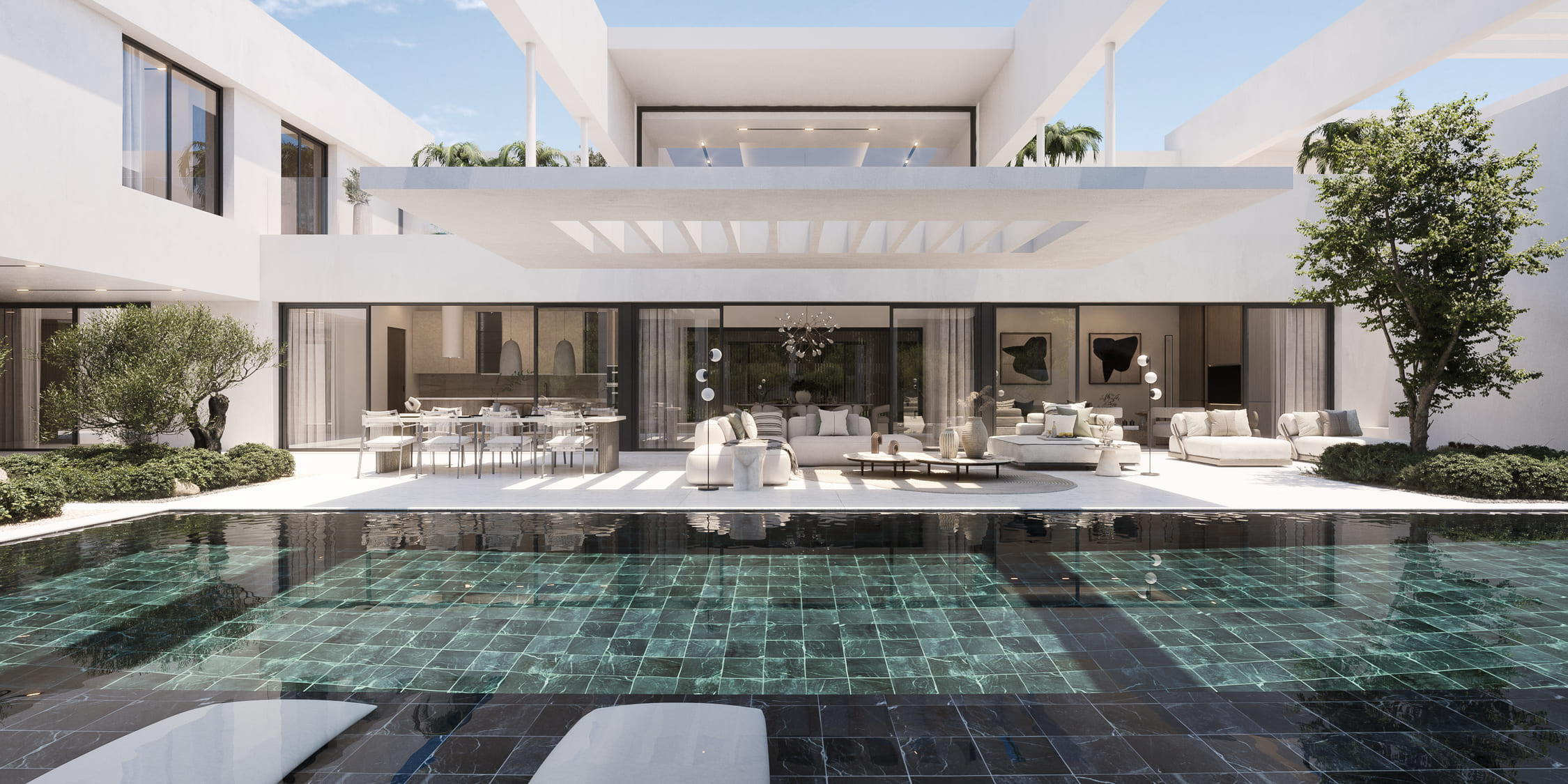 Piscina desbordante rodeada de terrazas y columnas en la villa de Mijas con vistas al valle