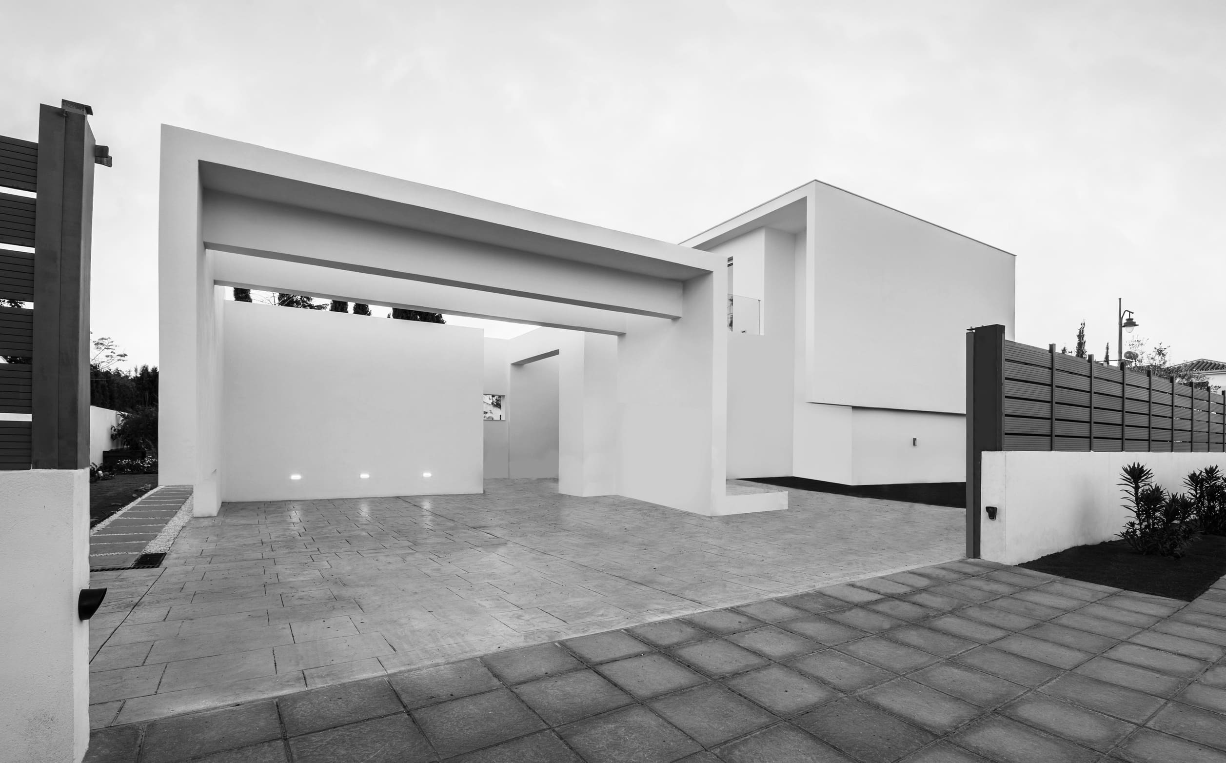 Garaje abierto con vigas haciendo de techada