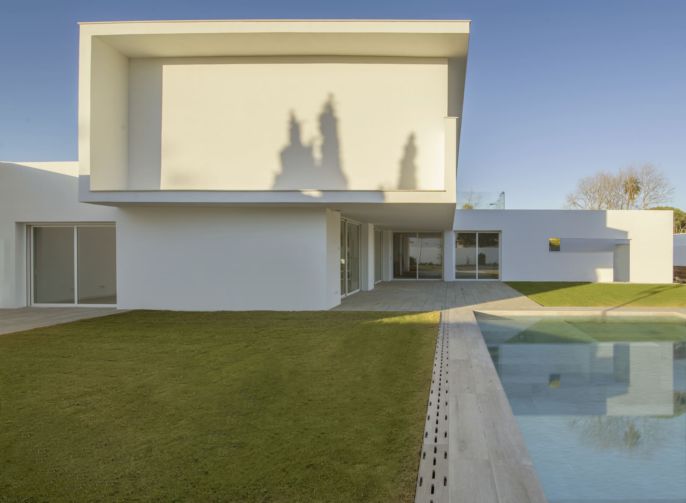 Vista del jardin con la piscina y pared sur