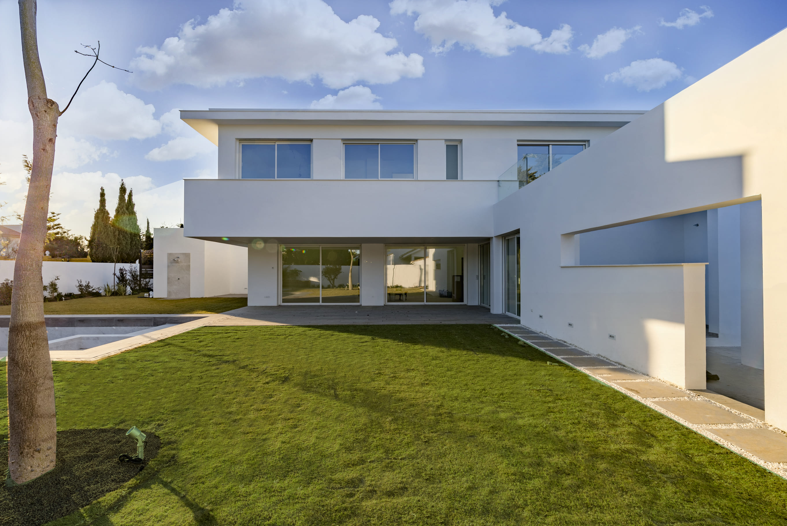 Vista lateral del jardin trasero con la piscina