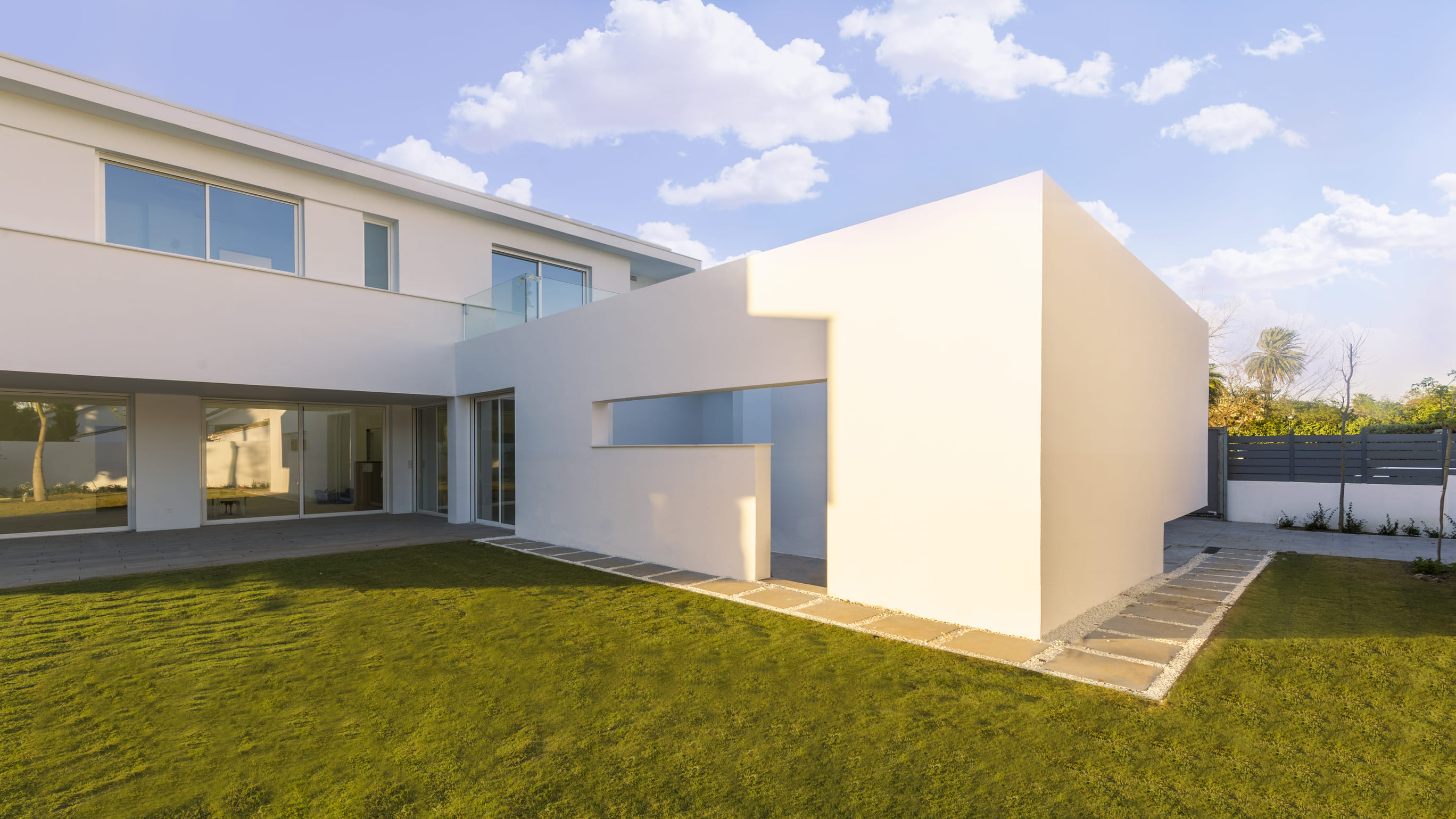 Vista lateral del jardin trasero con la piscina en isometrico