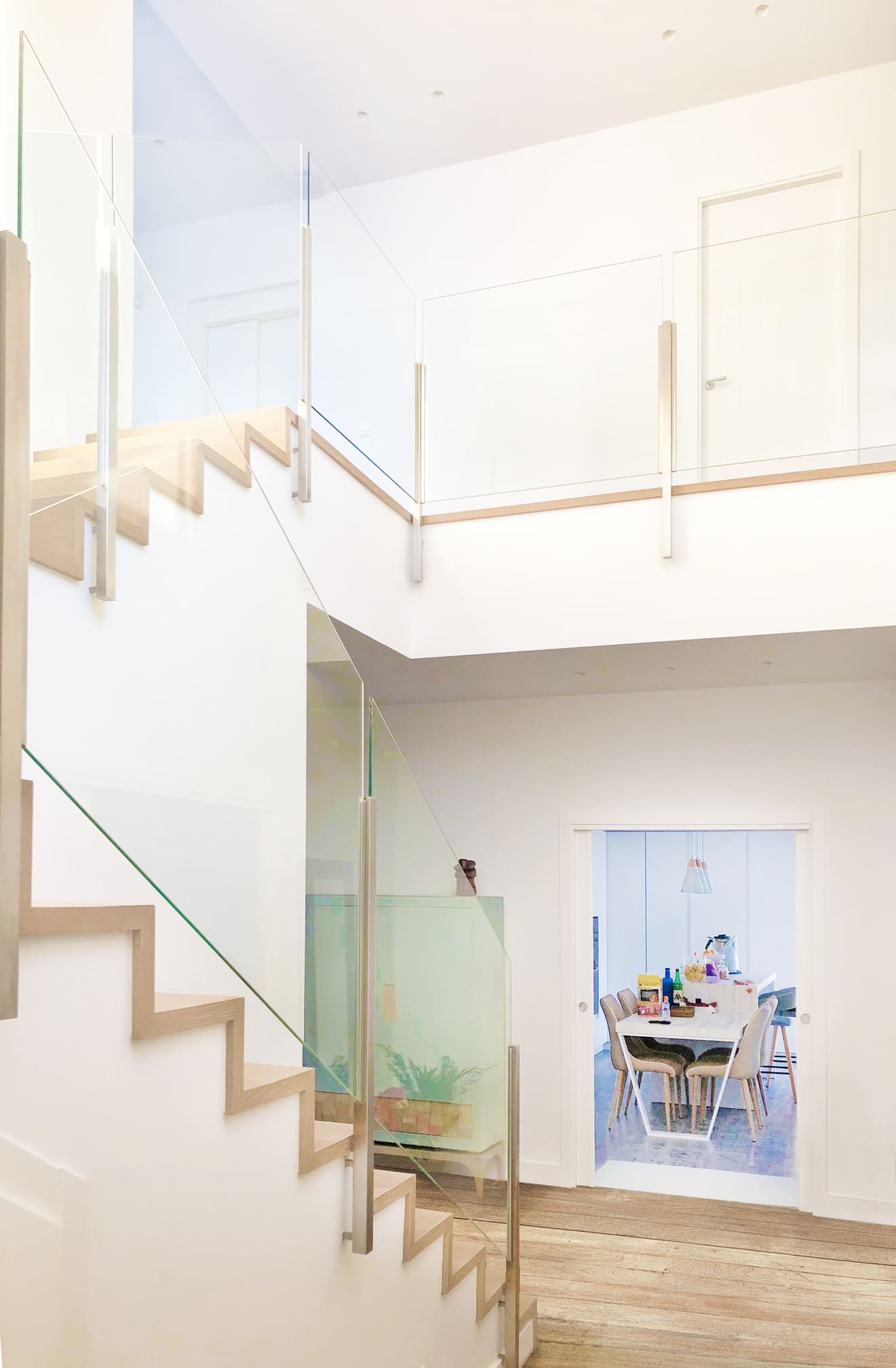 Escalera interior con barandilla de cristalera