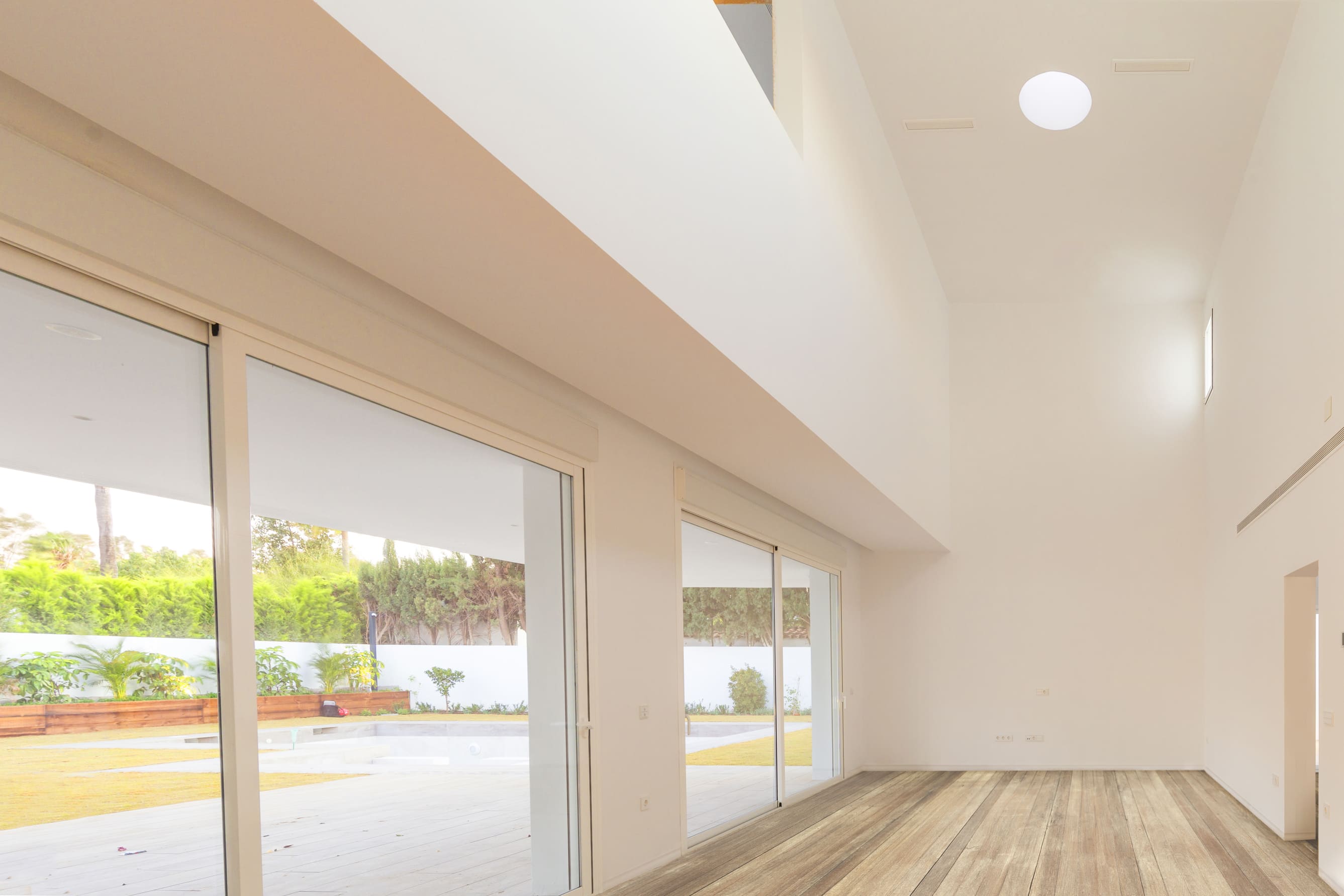 Salon diafano con vistas al jardin