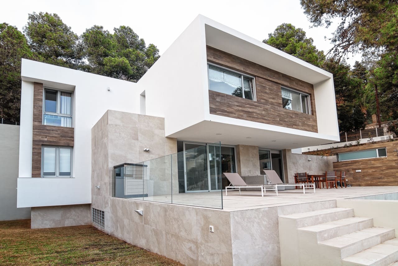 Perspectiva lateral de la Vivienda P∩C mostrando las escaleras exteriores y el juego de volúmenes en dos niveles
